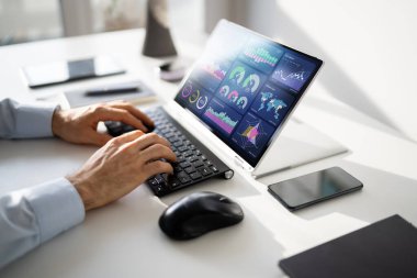 KPI Veri Analisti Kontrol Paneli. Dizüstü bilgisayarda Bilgi Teknolojisi