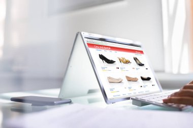 Genç Afrikalı Amerikalı Kadın Alışveriş İçin Üstü açılabilir Laptop Kullanıyor