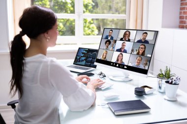 Sanal Telework Webinar ya da Öğrenme Sunumundaki Kadın
