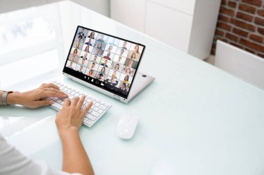Ofisteki Melez Laptop 'ta Sanal Röportaj Toplantısı