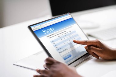 Bilgisayarda Çevrimiçi Anket Formu veya Anketi Dolduruluyor