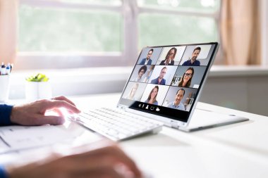 Bilgisayarda Görüntü Konferansı Kullanan Çevrimiçi Öğretmen Sunucusu