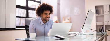 İş Videosu Konferansı Hibrit Laptop 'ta Giyin. Uzak Çağrı