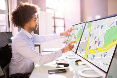 Afrikalı Amerikalı Adam Çevrimiçi Emlak Araştırması Yapıyor