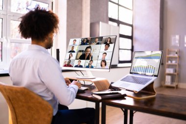 Ofiste Çevrimiçi Video Konferansı Toplantısı İzleniyor