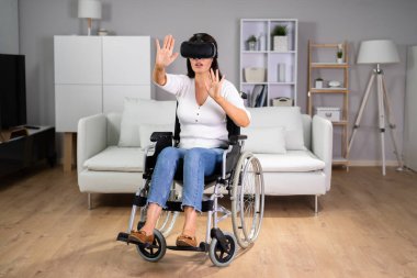 Sanal Gerçeklik Terapi Oyunu VR kulaklığında