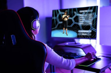Çevrimiçi Esports PC Oynatıcı. Genç Oyuncu Kız