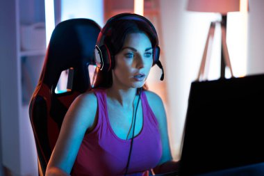Çevrimiçi Oyuncu Kadın Kulaklıklı Bilgisayar Kullanıyor
