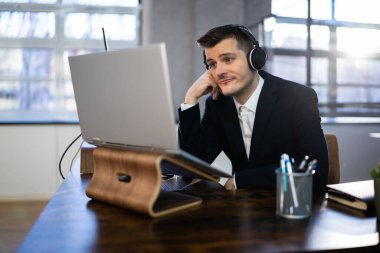 Video Konferansı Eğitim Toplantısında Sıkıcı Çalışanlar