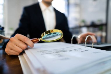 Vergi Denetleme. Afrikalı Denetçi Borç Dolandırıcılığı Denetimi Yapıyor