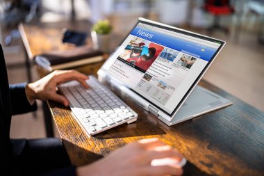 Ekranda Haberleri İzlemek. Laptop 'ta Gazete Sitesi Okunuyor