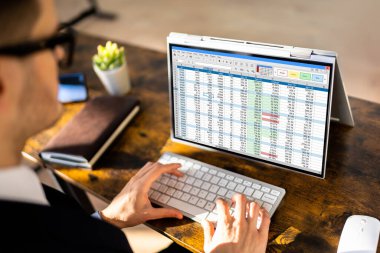 Elektronik Hesap Tablosu Analisti ya da Denetleyici Hibrit Laptop 'ta Yazılım Kullanıyor