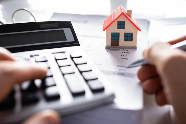 Persona Mano Calcolando Una Tassa Proprietà Immobiliare — Foto Stock