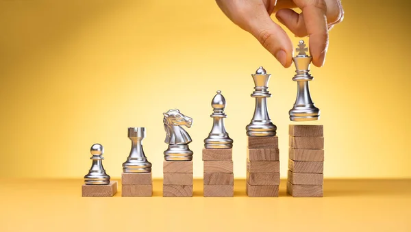 チェス駒お金投資と雇用促進 — ストック写真