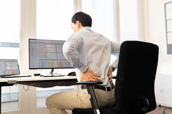 Dolor Espalda Mala Postura Hombre Sentado Oficina — Foto de Stock