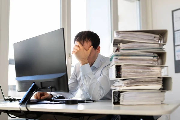 Hombre Cansado Frustrado Con Facturas Usando Computadora —  Fotos de Stock