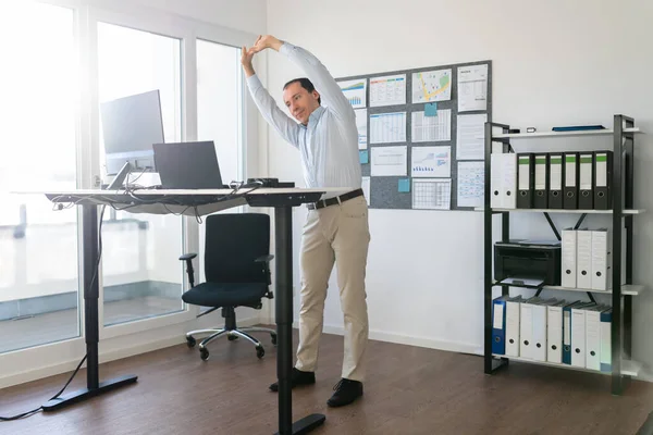 Hombre Haciendo Ejercicio Estiramiento Trabajo Oficina —  Fotos de Stock