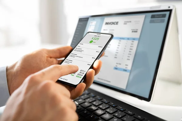 Melez Bilgisayarda Çevrimiçi Dijital Fatura Bildirimi — Stok fotoğraf