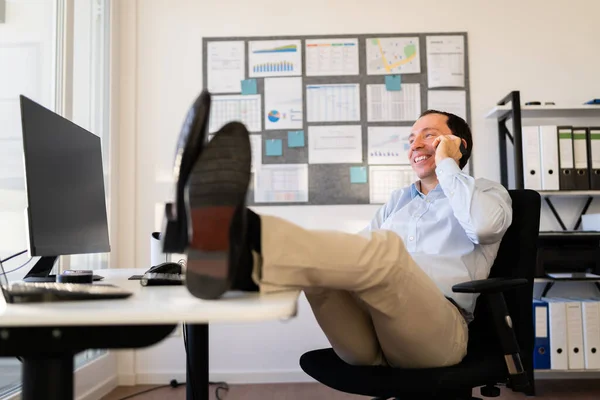 Zakenman Belt Met Behulp Van Mobiele Telefoon Aan Balie — Stockfoto