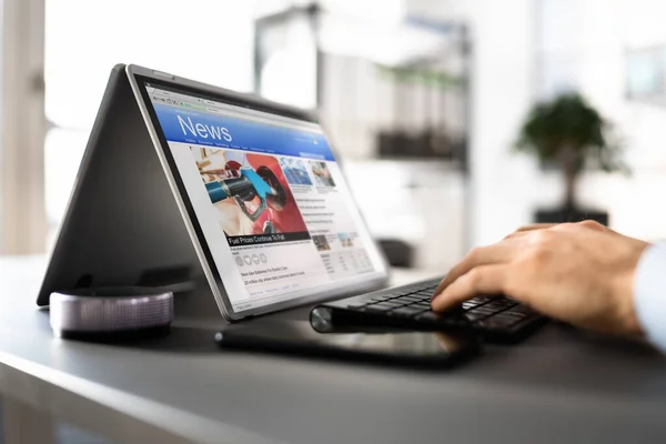 Guardare Notizie Sullo Schermo Leggere Sito Web Del Giornale Sul — Foto Stock