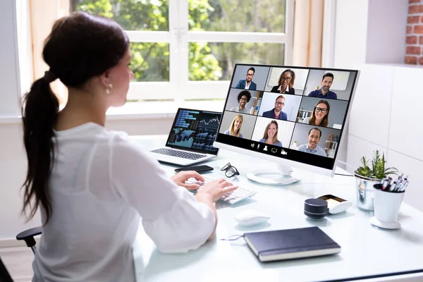 Kvinna Virtuell Distansarbete Webinar Eller Lärande Presentation — Stockfoto