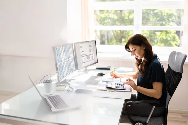 Administración Impuestos Facturas Negocios Contador Usando Monitor — Foto de Stock