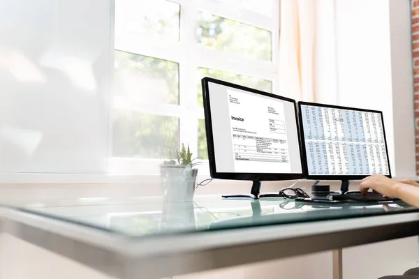 Kontoverwalter Büro Kodiert Arztrechnung — Stockfoto