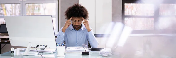 Stres Nemocný Afroameričtí Zaměstnanec Muž Počítači — Stock fotografie