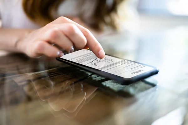 Digitale Unterschrift Auf Vertragsdokumenten Online Smartphone — Stockfoto