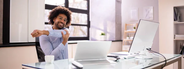 Ejercicio Estiramiento Oficina Trabajo Hombre Afroamericano —  Fotos de Stock