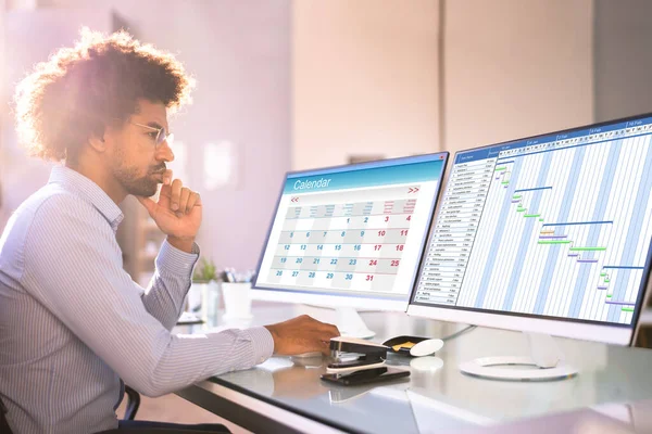 Kijken Naar Agenda Plan Meerdere Schermen Controleplanner — Stockfoto