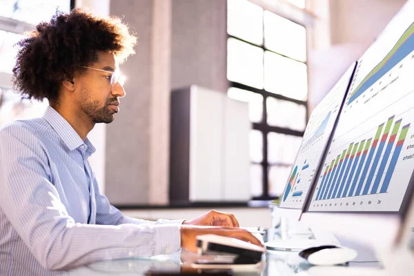 Analista Hombre Negocios Afroamericano Usando Análisis Datos — Foto de Stock