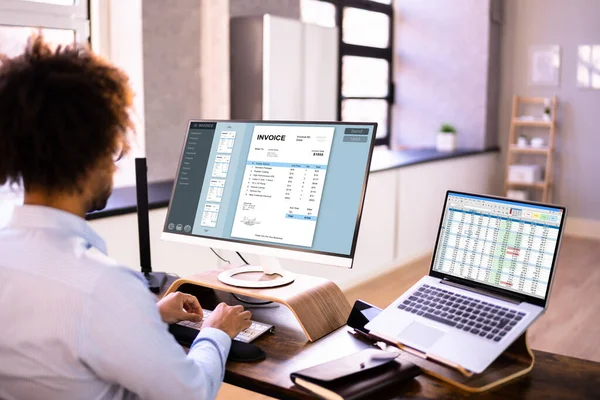 E发票业务管理 使用电子发票的非洲会计师 — 图库照片