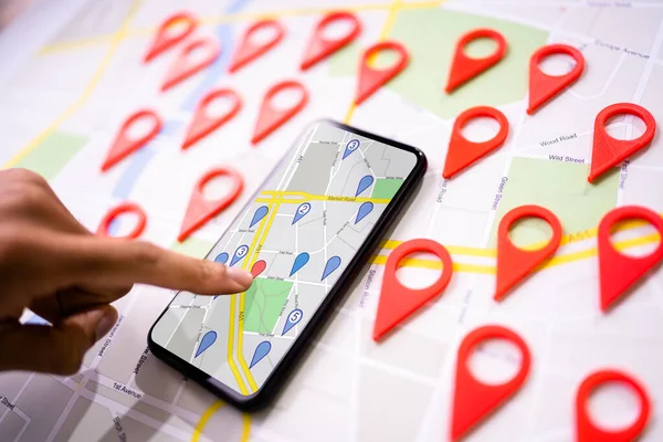 地方都市地図ロケーターピンマーカー検索 — ストック写真