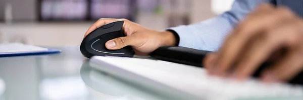 Homem Africano Americano Com Dor Pulso Usando Rato Vertical Ergonômico — Fotografia de Stock