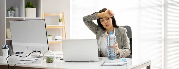 Durstige Person Die Schreibtisch Mit Einer Flasche Wasser Arbeitet — Stockfoto