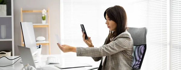 Scannen Von Dokumenten Zur Überprüfung Von Remote Deposit Check Mittels — Stockfoto