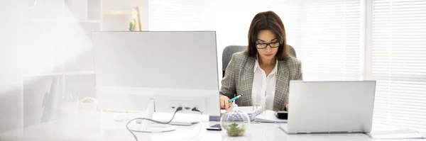 Tax Accountant Advisor Woman Doing Sales Invoice Accounting — Stockfoto