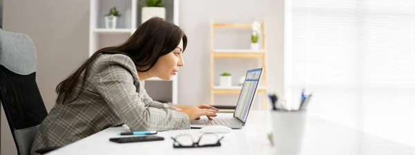 Kvinnan Dålig Hållning Arbetar Typning Vid Skrivbordet — Stockfoto