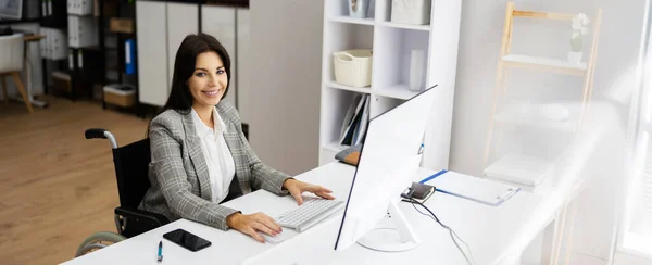 Worker Wheel Chair Using Laptop Computer — Stockfoto