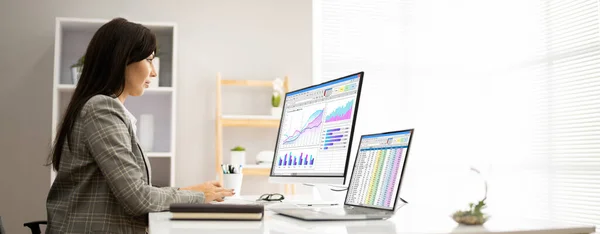 Analyst Employee Working Spreadsheet Computer — Stock Photo, Image