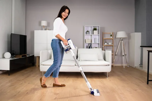 Young Maid Cleaning Floor Handheld Vacuum Cleaner — Stock Photo, Image