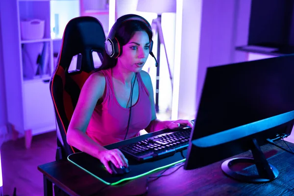 Θλιβερό Αναστατώσει Young Online Video Gamer Girl — Φωτογραφία Αρχείου