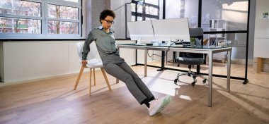 Ofis Masasında Triceps Koltuğu Batırdı Egzersizi