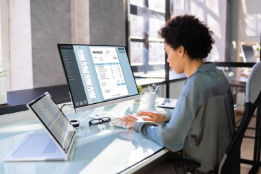 Bill 'in Ofisinde Tıbbi Kod ve Hesap Yöneticisi