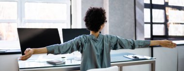 Ofisteki Gergin Kollar Masa Arkası Görünümü