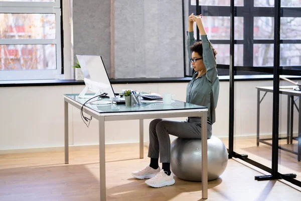 Affärskvinna Som Sitter Fitness Boll Arbetar Kontor — Stockfoto