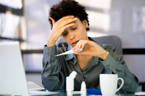 Trabajador Enfermo Del Empleado Oficina Con Resfriado Gripe — Foto de Stock