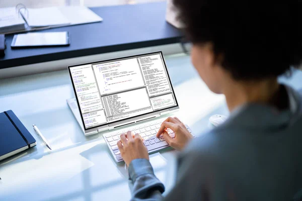 Mujer Trabajando Desarrollo Web Codificación Ordenador — Foto de Stock