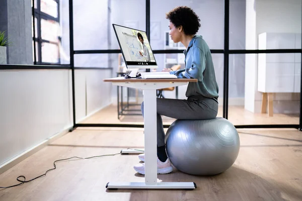 Afro Américain Assis Sur Ballon Exercice Bureau — Photo